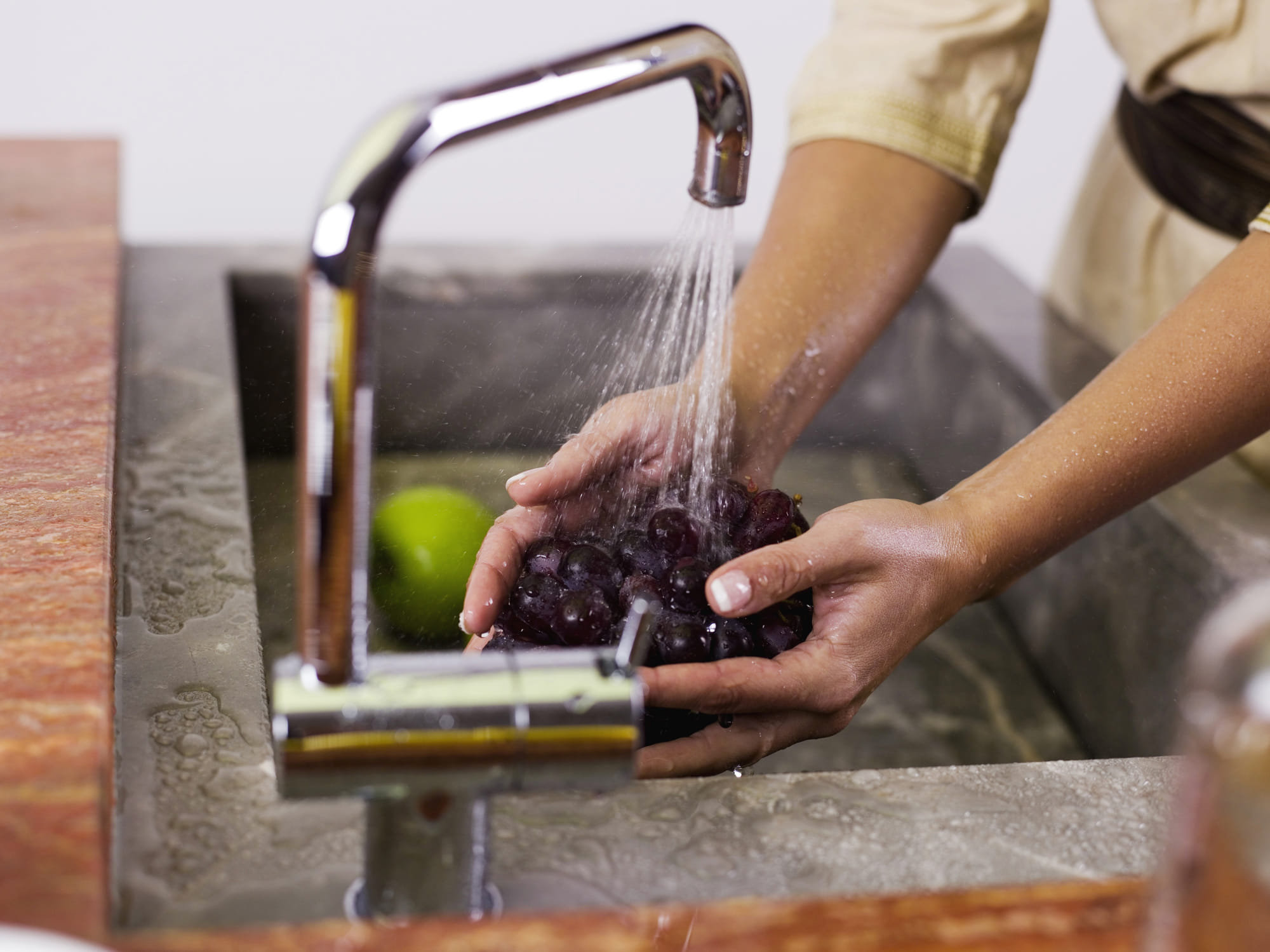 സാധാരണ നമ്മൾ കടകളിൽ നിന്ന് മുന്തിരി വാങ്ങുമ്പോൾ അതിന് മുകളിലായി വെള്ള പാടുകൾ കാണാറുണ്ട്. ഇത്തരം പാടുകൾ കീടനാശിനിയാണോ എന്ന് ഭയന്ന് മുന്തിരി ഒഴിവാക്കുന്നവരും കുറവല്ല. എന്നാൽ എല്ലായിപ്പോഴും ഇത് കീടനാശിനിയാണെന്ന് പറയാനാകില്ല. പക്ഷേ വൃത്തിയായി കഴുകിയ ശേഷം മാത്രമെ മുന്തിരി കഴിക്കാവു. പ്രത്യേകിച്ച് കുട്ടികൾക്ക് നൽകുമ്പോൾ.