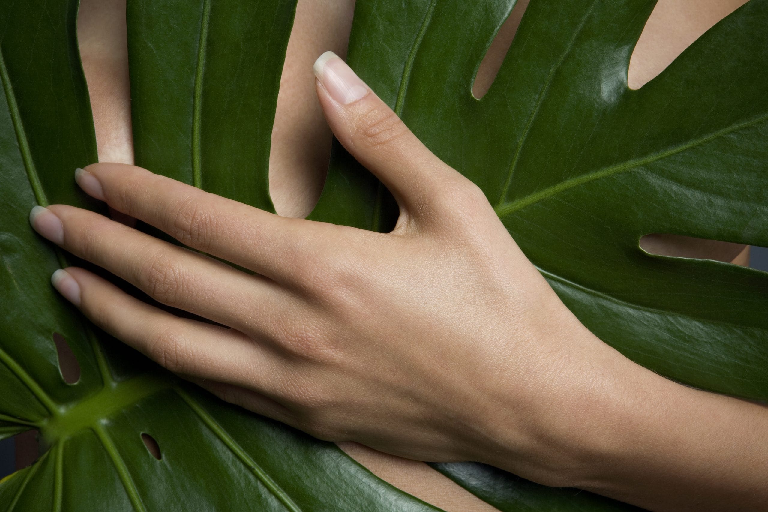 ചിലപ്പോൾ ഇത് ഒരു ഫംഗസ് അണുബാധയോ വിറ്റാമിൻ കുറവുകൾ മൂലമുണ്ടാകുന്ന പിഗ്മെന്റേഷനോ ആയേക്കാം. ഇക്കാരണത്താൽ, പലരും വൈദ്യോപദേശം വൈകിപ്പിക്കുകയും ലക്ഷണങ്ങളെ അവഗണിക്കുകയും വീട്ടുവൈദ്യങ്ങൾ ആശ്രയിക്കുകയും ചെയ്യാറുണ്ട്. എന്നാൽ ഇത്തരം സാഹചര്യങ്ങളിൽ ആദ്യം തന്നെ ഒരു ഡോക്ടറെ സമീപിച്ച് കാരണം കണ്ടെത്തി ചികിത്സിക്കുന്നത് വളരെ നല്ലതാണ്. 
