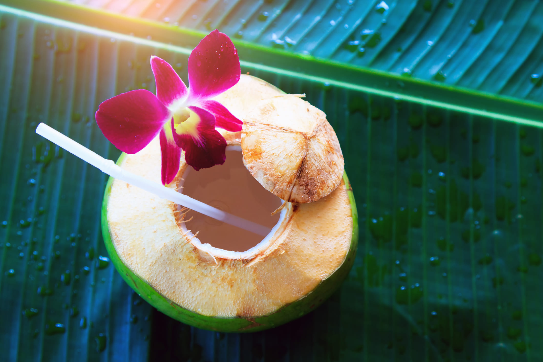 കലോറി കുറവാണെങ്കിലും, തേങ്ങാവെള്ളം അമിതമായി കുടിക്കുന്നത് ശരീരഭാരം വർദ്ധിപ്പിക്കുന്നതിന് കാരണമാകും. ഇതിൽ അടങ്ങിയിരിക്കുന്ന ചില കാർബോഹൈഡ്രേറ്റുകൾ ദഹനത്തെയും ബാധിച്ചേക്കാം. ചില അവസരങ്ങളിൽ വയറുവേദന, വയറിളക്കം അല്ലെങ്കിൽ വയറുവേദന എന്നിവയിലേക്ക് നയിച്ചേക്കാം. കൂടാതെ കുട്ടികൾക്കും പ്രായമുള്ളവർക്കും തേങ്ങാവെള്ളം കൊടുക്കുമ്പോൾ പ്രത്യേകം ശ്രദ്ധിക്കണം. 
