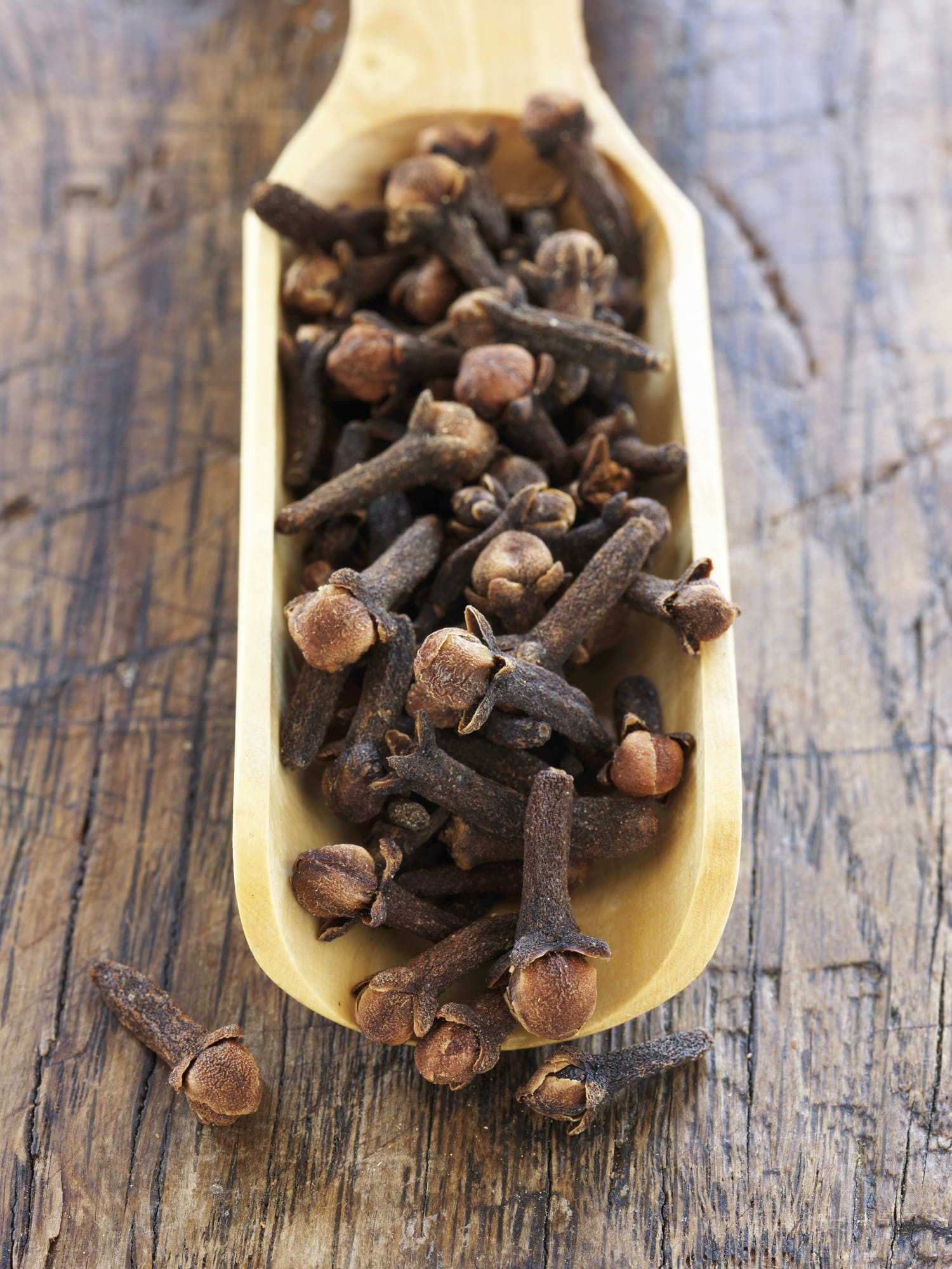 അതുപോലെ തന്നെ ഗ്രാമ്പൂവിന് സ്വാഭാവിക ആൻ്റി ബാക്ടീരിയൽ ഗുണങ്ങളുണ്ട്. അവ വായ്നാറ്റം കുറയ്ക്കാനും മോണയിലെ വീക്കം, പല്ലിലെ ചെറിയ അസ്വസ്ഥതകൾ എന്നിവയിൽ നിന്ന് ആശ്വാസം നൽകാനും സഹായിക്കുന്നു. അതിനാൽ ദിവസവും വെറുവയറ്റിൽ ഗ്രാമ്പൂ വെള്ളം കുടിക്കുന്നത് വായയുടെ ആരോഗ്യത്തിനും വളരെയധകം മികച്ചതാണ്.