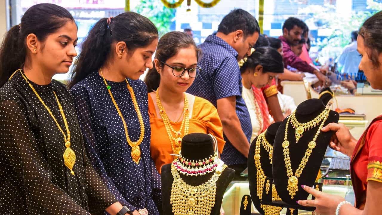 Kerala Gold Rate: വിഷുദിനത്തിലും രക്ഷയില്ലാ...സ്വര്‍ണവില പുത്തന്‍ റെക്കോഡിലേക്കോ? ഇന്നത്തെ നിരക്ക്‌