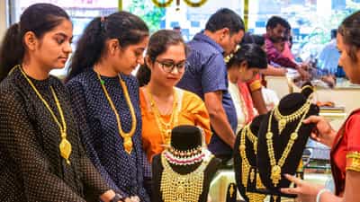 Kerala Gold Rate: പൊന്നിന് ഭ്രാന്തായോ? സ്വര്‍ണവില പിന്നെയും കുറഞ്ഞു