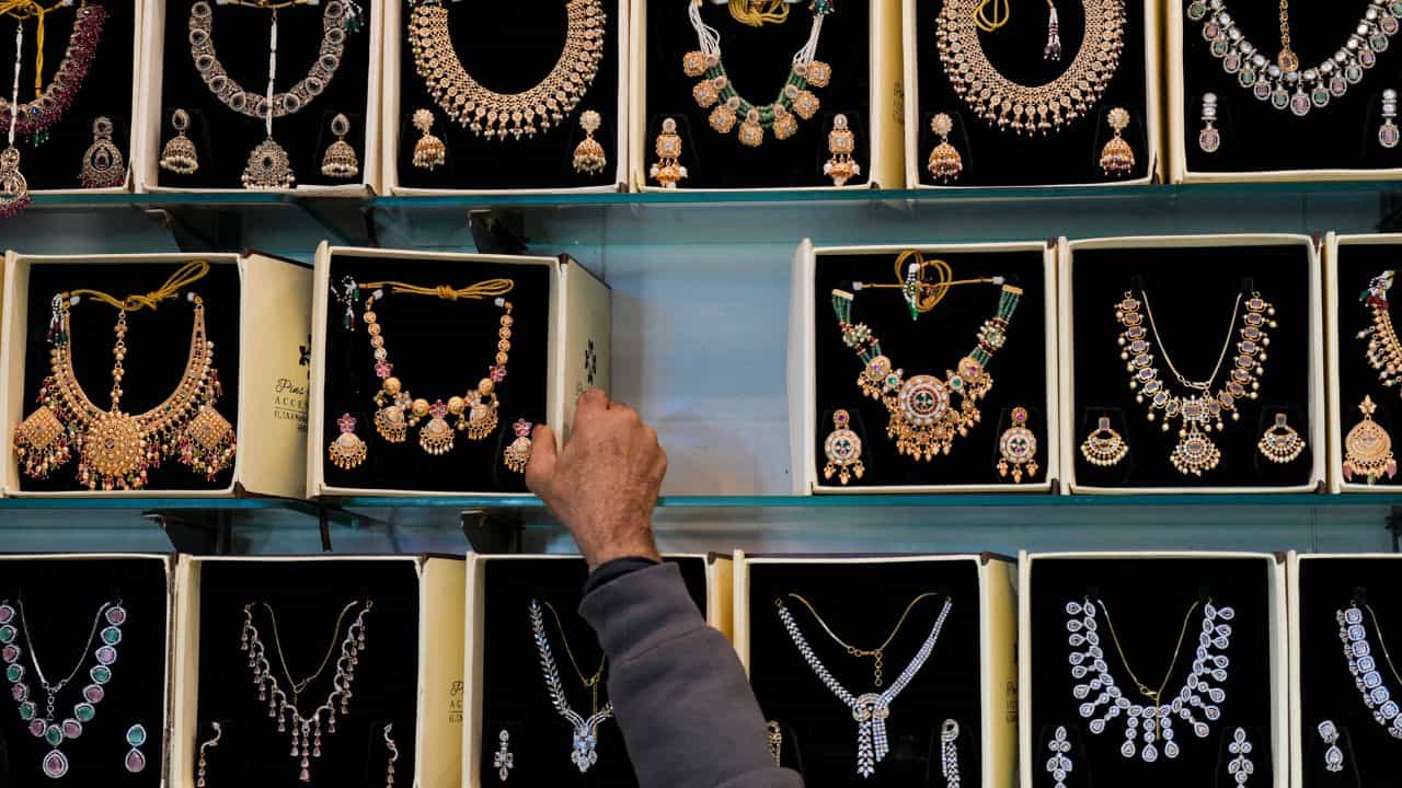 Gold Rate: അവസരം പാഴാക്കരുത്; സ്വര്ണം രണ്ട് ദിവസംകൊണ്ട് 1 ലക്ഷത്തിന് താഴെയെത്തും Gold Rate: അവസരം പാഴാക്കരുത്; സ്വര്ണം രണ്ട് ദിവസംകൊണ്ട് 1 ലക്ഷത്തിന് താഴെയെത്തും
