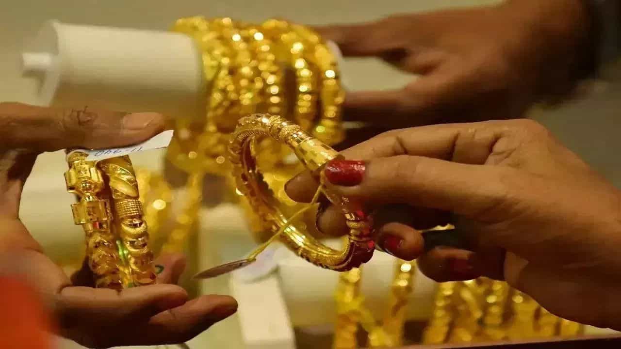 Gold Rate: സ്വർണവില കയറിയതുപോലെ ഇറങ്ങിത്തുടങ്ങിയോ? ദാ ഒരുലക്ഷത്തിൽ താഴേക്കു വീണു
