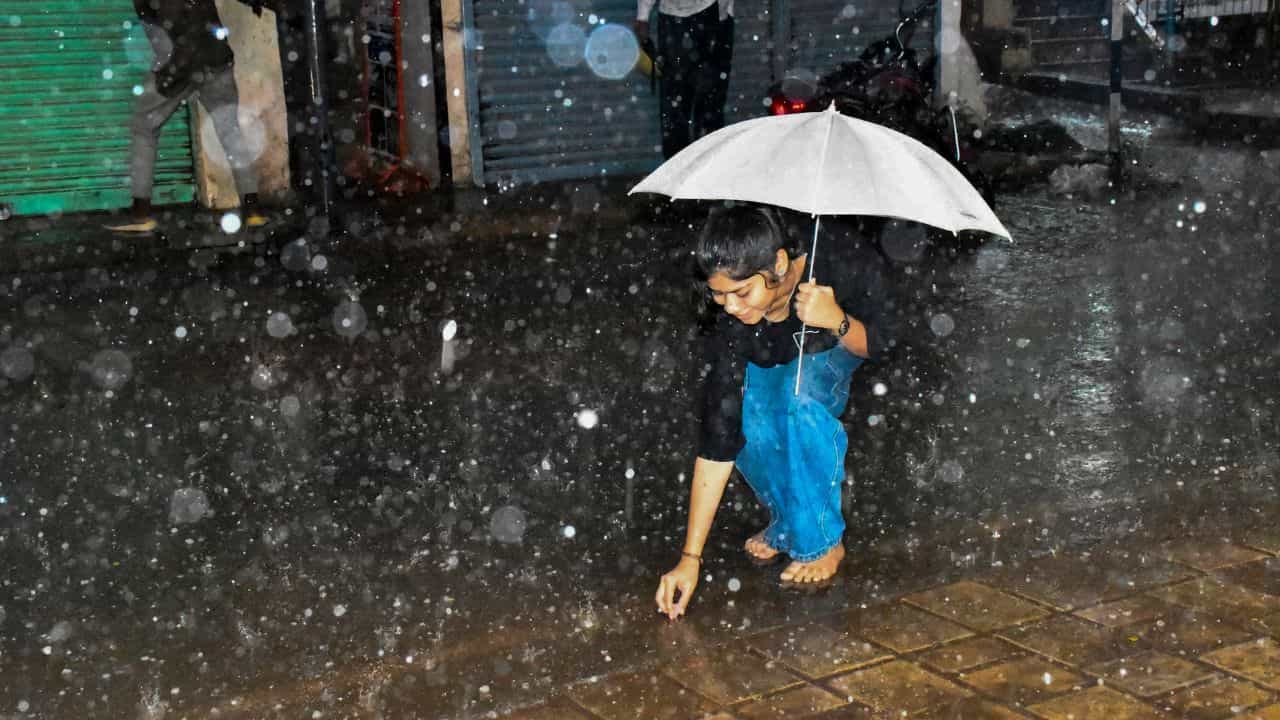 Bengaluru Weather Update: മഴ നേരത്തെയെത്തി; ബെംഗളൂരുവില് ആലിപ്പഴം വീഴുന്നു Bengaluru Weather Update: മഴ നേരത്തെയെത്തി; ബെംഗളൂരുവില് ആലിപ്പഴം വീഴുന്നു