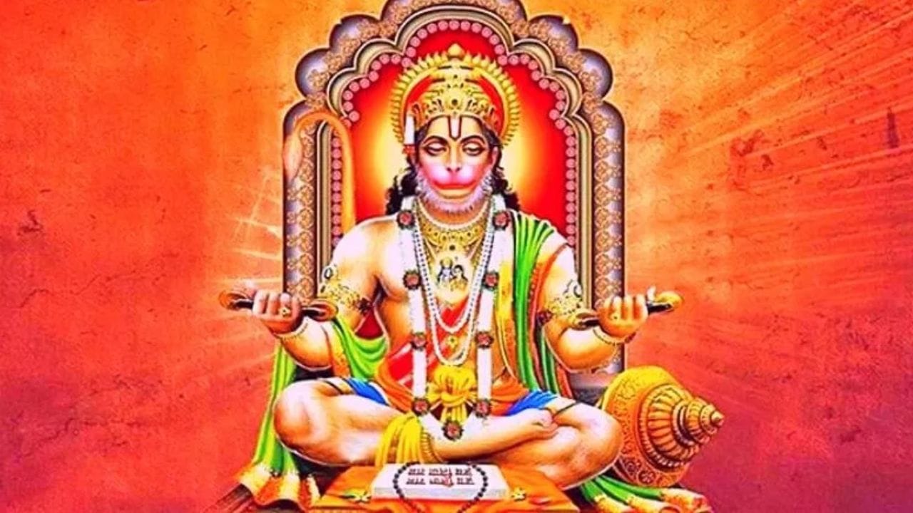 അതിനാൽ പൂജകൾക്കും ചടങ്ങുകൾക്കും ഏറ്റവും അനുയോജ്യമായ സമയം പ്രഭാത സമയമായി കണക്കാക്കപ്പെടുന്നു. നമ്മുടെ ജീവിതത്തിലെ ഭയവും പ്രയാസങ്ങളും ഇല്ലാതാക്കുന്ന ദേവനായാണ് ഹനുമാനെ കണക്കാക്കുന്നത്. ഹനുമാൻ ജയന്തി ദിനത്തിൽ അതിരാവിലെ എഴുന്നേറ്റ് കുളിക്കുക.(PHOTO: TV9 NETWORK)