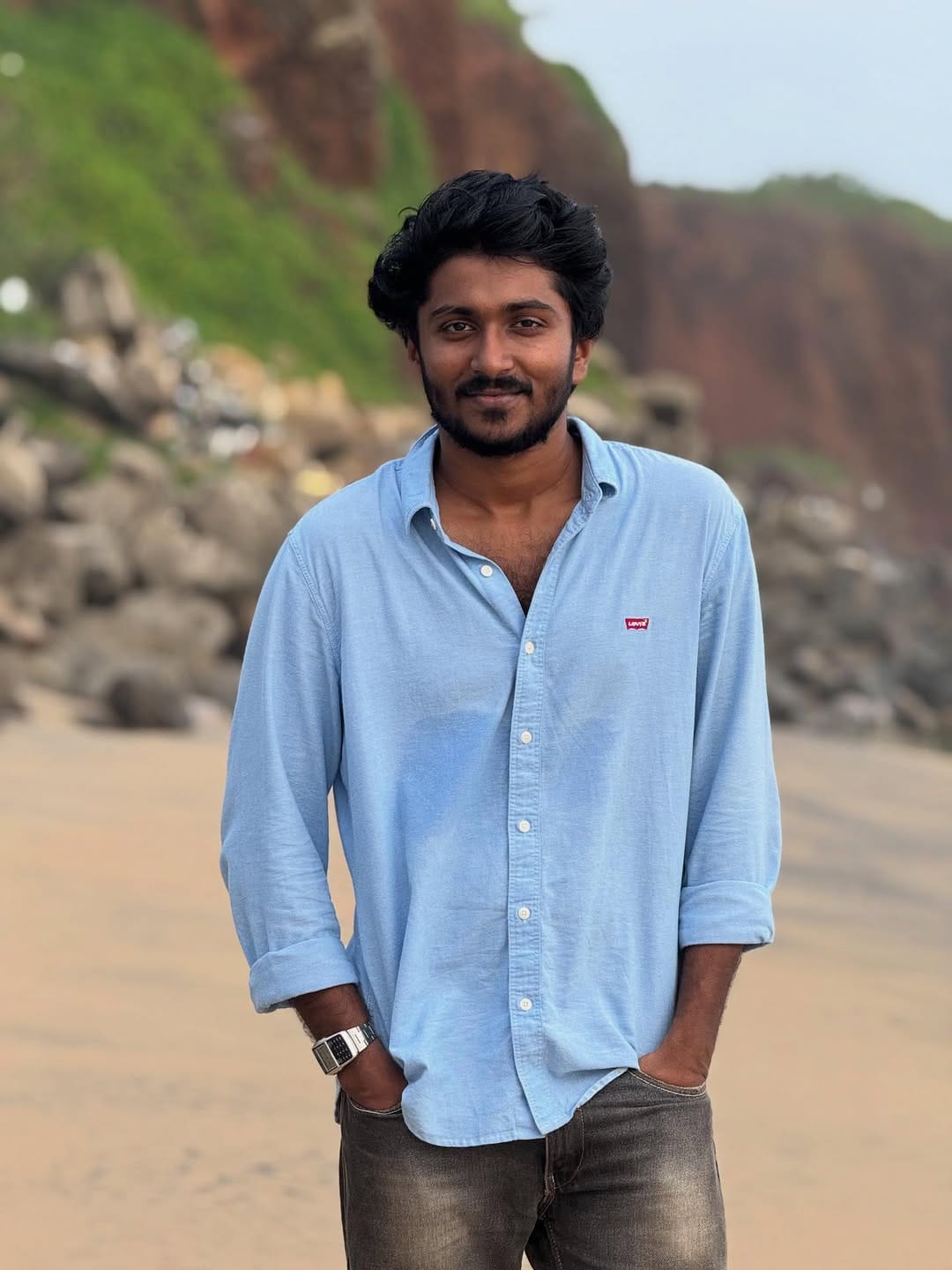 എന്നാല്‍ വാഴ 2 എന്ന സിനിമ ഇറക്കുന്നത് ഹാഷറിന് വേണ്ടിയാണെന്ന തരത്തിലുള്ള അഭ്യൂഹങ്ങളും സമൂഹ മാധ്യമങ്ങളില്‍ ശക്തമാണ്. ഇതിനോട് പ്രതികരിക്കുകയാണിപ്പോള്‍ താരം. എനിക്ക് വേണ്ടിയാണോ വാഴ 2 എന്ന സിനിമ എടുത്തതെന്ന് അറിയില്ല, എല്ലാവര്‍ക്കും കൂടി വേണ്ടിയാണെന്നാണ് തോന്നുന്നതെന്നായിരുന്നു ഒറിജിനല്‍സ് എന്ന യൂട്യൂബ് ചാനലിന് നല്‍കിയ അഭിമുഖത്തിന്റെ ഹാഷിറിന്റെ പ്രതികരണം. 

