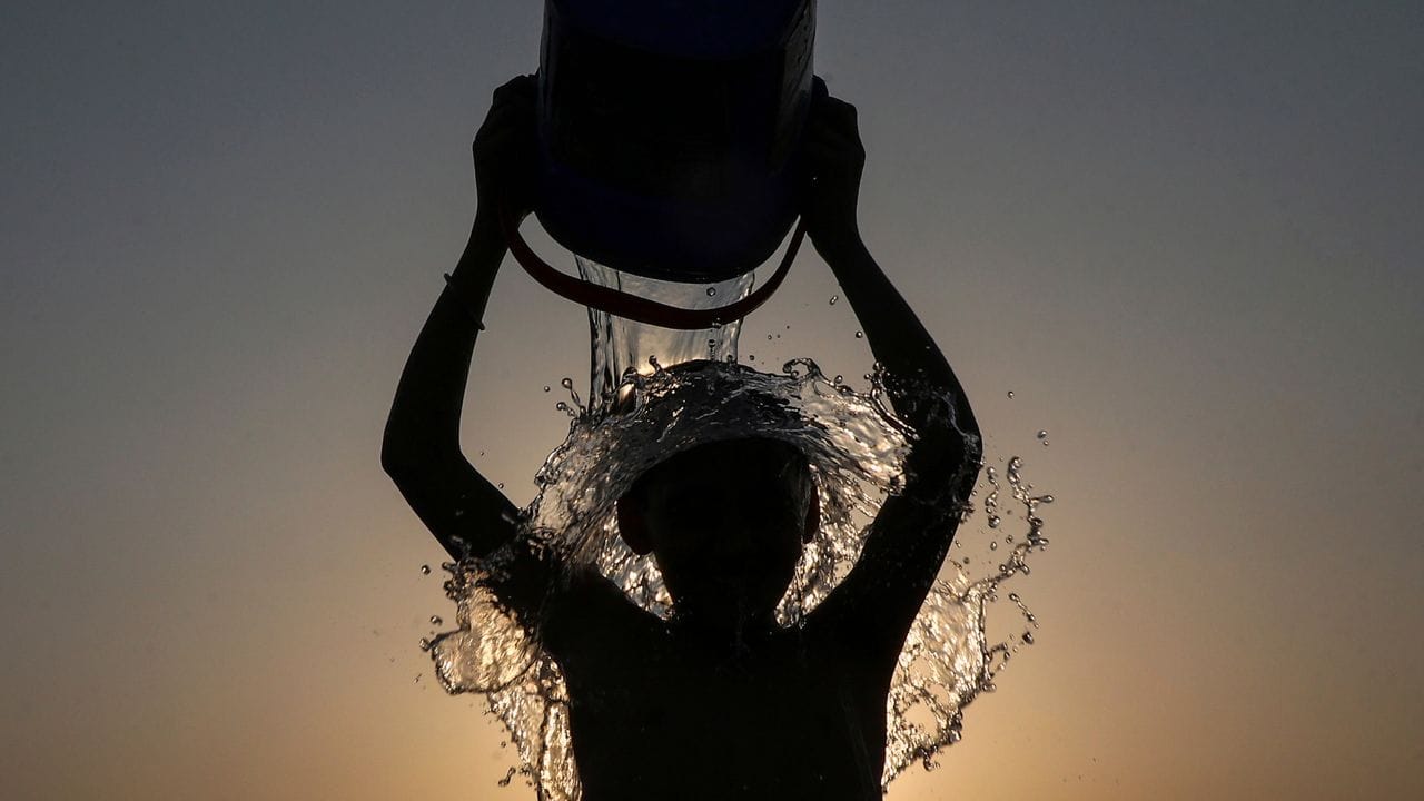 കനത്ത ചൂടില് വലഞ്ഞ് ചെന്നൈ നഗരം. അടുത്ത മൂന്ന് ദിവസം തമിഴ്നാട്ടിലുടനീളം പകല് താപനിലയില് വലിയ വര്ധനവുണ്ടാകുമെന്ന് കാലാവസ്ഥ വകുപ്പ് പ്രവചനം. പരമാവധി താപനിലയില് 2 മുതല് 4 ഡിഗ്രി സെല്ഷ്യസ് വരെ വര്ധനവുണ്ടാകുമെന്നാണ് പ്രതീക്ഷ. തീരദേശ മേഖലയെ അപേക്ഷിച്ച് ഉള്പ്രദേശങ്ങളില് ഈര്പ്പം കുറയുകയും ചൂട് ഉയരുകയും ചെയ്തേക്കാം. (Image Credits: PTI)