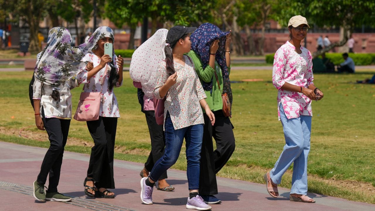 അതേസമയം, ഏപ്രില് മാസത്തില് താപനില 40 ഡിഗ്രി സെല്ഷ്യസ് വരെ ഉയരുമെന്നും പ്രവചനമുണ്ട്. രാവിലെകളില് ചൂടുള്ളതും വരണ്ടതുമായ കാറ്റിനും സാധ്യതയുണ്ട്. ചൂട് ഉയരുന്നതിനാല് മഴയ്ക്കുള്ള സാധ്യതയുമുണ്ട്. എന്നാല് നിലവില് മഴ മുന്നറിയിപ്പുകളോ പ്രവചനങ്ങളോ ഇല്ല.