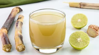 Dandruff: താരനാണോ പ്രശ്നം, വീട്ടിൽ തന്നെ പരിഹാരമുണ്ട്