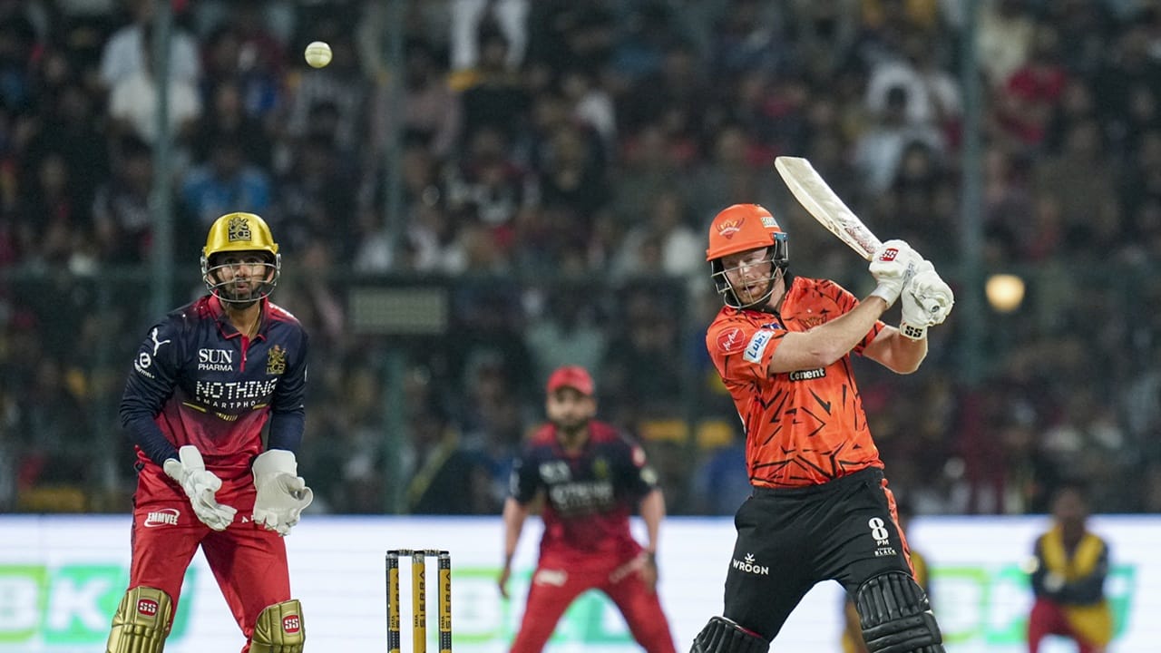 22 പന്തില് 31 റണ്സ് നേടിയ ഹെയിന്റിച്ച് ക്ലാസണ്, 18 പന്തില് 43 റണ്സ് നേടിയ അനികേത് വര്മ എന്നിവരുടെ ബാറ്റിങും സണ്റൈസേഴ്സിന് രക്ഷയായി. സാഹില് അറോറ-ആറു പന്തില് ഒമ്പത്, ഹാര്ഷ് ദുബെ-മൂന്ന് പന്തില് മൂന്ന്, ഹര്ഷല് പട്ടേല്-രണ്ട് പന്തില് പൂജ്യം, ഡേവിഡ് പെയ്ന്-അഞ്ച് പന്തില് ആറു നോട്ടൗട്ട്, ജയ്ദേവ് ഉനദ്കത്-മൂന്ന് പന്തില് നാലു നോട്ടൗട്ട് എന്നിങ്ങനെയാണ് മറ്റ് ബാറ്റര്മാരുടെ സ്കോറുകള്. ആര്സിബിക്കു വേണ്ടി ജേക്കബ് ഡഫിയും, റൊമാരിയോ ഷെപ്പേര്ഡും മൂന്ന് വിക്കറ്റ് വീതവും, ഭുവനേശ്വര് കുമാര്, അഭിനന്ദന് സിങ്, സുയാഷ് ശര്മ എന്നിവര് ഓരോ വിക്കറ്റ് വീതവും വീഴ്ത്തി.