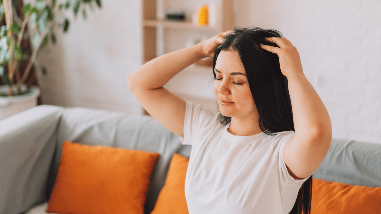 ആഴ്ചയിൽ രണ്ടോ മൂന്നോ തവണ കുളിക്കുന്നതിന് മുമ്പ് തലയോട്ടിയിൽ ഈ എണ്ണ തേച്ച് പിടിപ്പിക്കാവുന്നതാണ്. ശേഷം വിരലുകൾ ഉപയോ​ഗിച്ച് പത്ത് മിനിറ്റ് നന്നായി മസാജ് ചെയ്യുക. ഇത് രക്തയോട്ടം വർദ്ധിക്കാൻ സഹായിക്കും. അര മണിക്കൂറിന് ശേഷം വീര്യം കുറഞ്ഞ ഷാംപൂവോ താളിയോ ഉപയോഗിച്ച് കുളിക്കാം.
