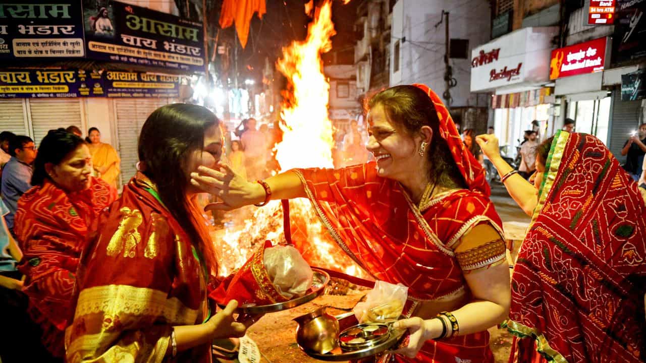 Holi Celebration Rajasthan: ഈ ഗ്രാമത്തിൽ പുരുഷന്മാർ കടക്കരുത്, ഇവിടെ ഹോളി പെണ്ണുങ്ങളുടേത് Holi Celebration Rajasthan: ഈ ഗ്രാമത്തിൽ പുരുഷന്മാർ കടക്കരുത്, ഇവിടെ ഹോളി പെണ്ണുങ്ങളുടേത്