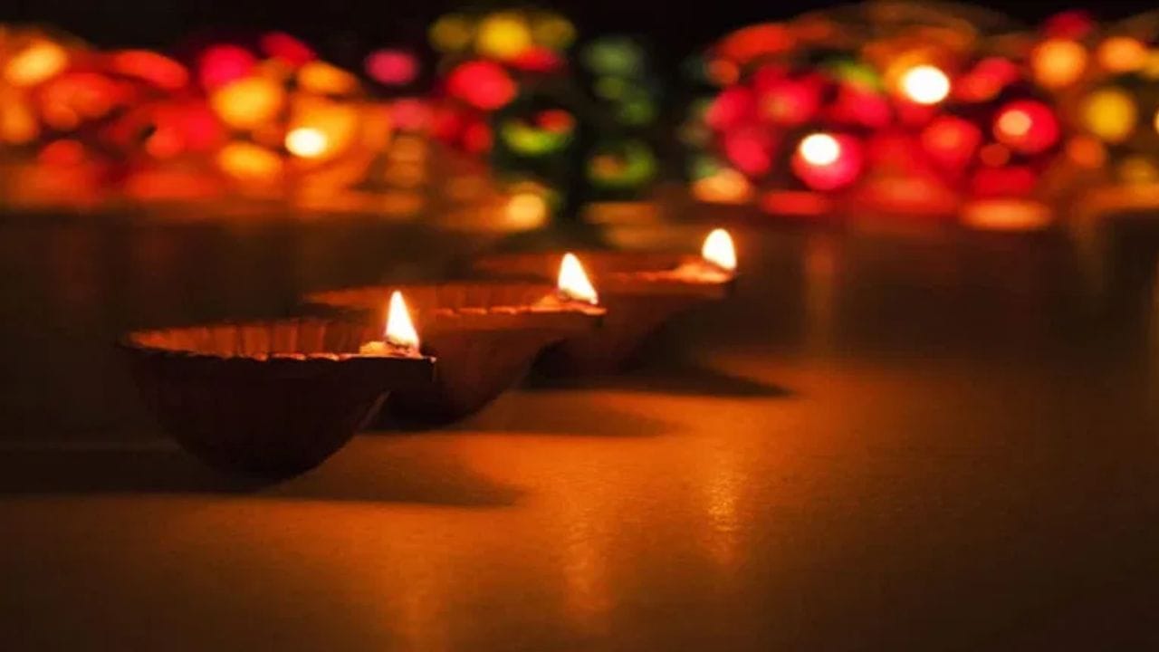 നിറങ്ങളുടെ ഉത്സവമാണ് ഹോളി. വണ്ണാഭമായ നിറങ്ങൾ പോലെ നമ്മുടെ ജീവിതത്തിലും സന്തോഷവും സമാധാനവും സമൃദ്ധിയും പോസിറ്റീവ് എനർജിയും വരുവാൻ ഹോളിൽ അതിന്റെ ആചാര അനുഷ്ഠാനങ്ങളുടെ ആഘോഷിക്കുന്നത് വളരെ നല്ലതാണ്.എല്ലാ വർഷവും, ഫാൽഗുന മാസത്തിലെ പൂർണ്ണചന്ദ്ര ദിനത്തിലാണ് ഹോളിക ദഹന്‍ ആഘോഷിക്കുന്നത്. (PHOTO: TV9 NETWORK)