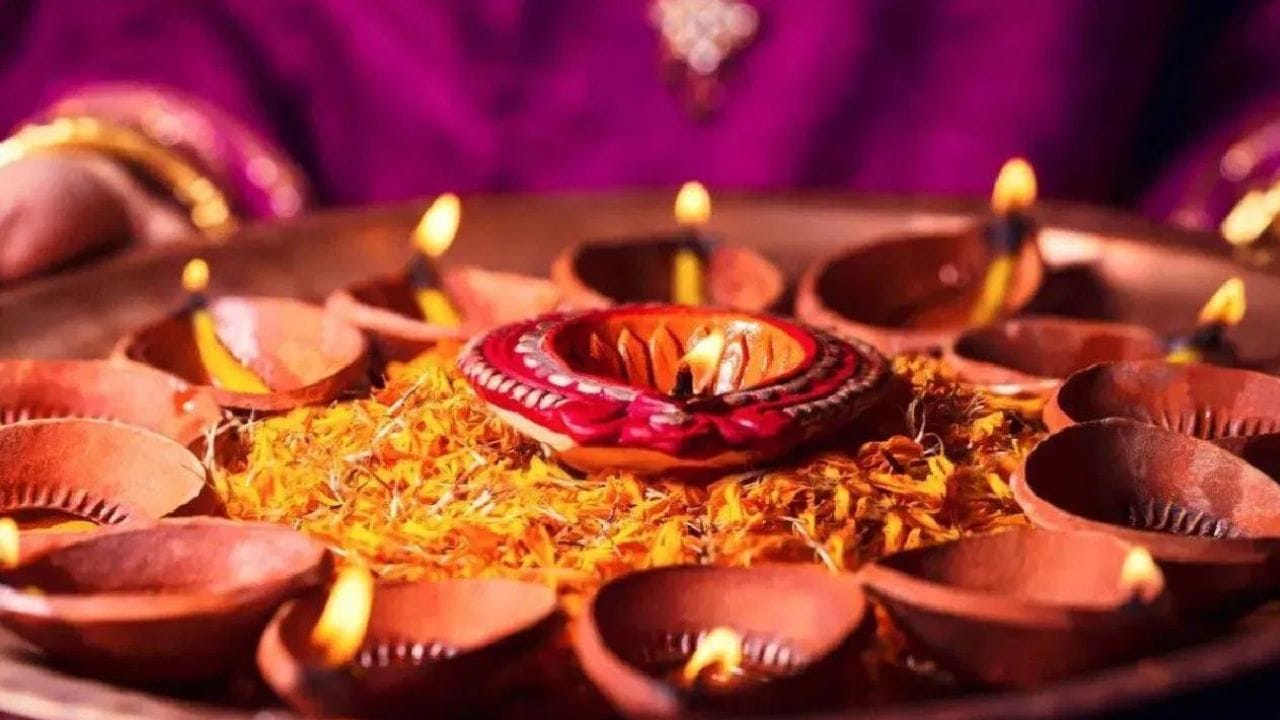 ഈ ദിവസം വീട്ടിലെ ചില പ്രത്യേക സ്ഥാനങ്ങളിൽ വിളക്ക് തെളിയിക്കുന്നത് വളരെ നല്ലതാണെന്ന് കണക്കാക്കുന്നു. ഇത് ജീവിതത്തിലേക്ക് പോസിറ്റീവ് എനർജിയും ആകർഷിക്കാൻ സഹായിക്കും. ഹോളി ദിനത്തിൽ ആൽമരത്തിന്റെ ചുവട്ടിൽ വിളക്ക് തെളിയിക്കുന്നത് നല്ലതാണ്. അതുപോലെ വീടിന്റെ തെക്ക് പടിഞ്ഞാറ് ദിശയിൽ വിളക്ക് കൊളുത്തുന്നത് സാമ്പത്തിക പ്രശ്നങ്ങൾ ഇല്ലാതാക്കുകയും സാമ്പത്തിക സ്ഥിതി ശക്തിപ്പെടുത്തുകയും ചെയ്യും. (PHOTO: TV9 NETWORK)