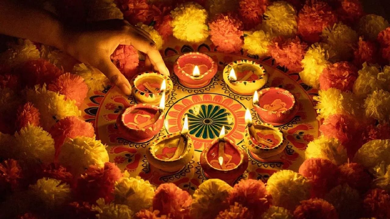 കൂടാതെ ഹോളി ദിനത്തിൽ വീടിന്റെ പ്രധാന കവാടത്തിൽ വിളക്ക് തെളിയിക്കുന്നത് ശുഭകരമായി കണക്കാക്കപ്പെടുന്നു. വീട്ടിൽ പൂജാമുറി ഉണ്ടെങ്കിൽ അവിടെ വൃത്തിയാക്കിയശേഷം ഹോളി ദിനത്തിൽ അവിടെയും സ്ഥിതി തെളിയിക്കുക കൂടാതെ തുളസിത്തറയിലും വിളക്ക് തെളിയിക്കുന്നത് ഉത്തമമായി കണക്കാക്കുന്നു. വിളക്ക് തെളിയിക്കുന്നതിനായി എണ്ണ അല്ലെങ്കിൽ ശുദ്ധമായ നെയ്യ് എന്നിവ ഉപയോഗപ്പെടുത്താം.(PHOTO: TV9 NETWORK)