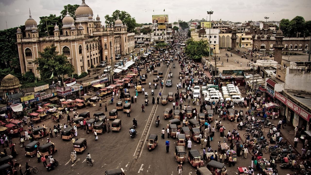 ഭൂപ്രകൃതി കൊണ്ട് മികച്ചതാണ് ഹൈദരാബാദ്. സുസ്ഥിരവും ജീവിക്കാന്‍ കഴിയുന്നതുമായ നഗരമായി മാറാന്‍ ഹൈദരാബാദിനാകുന്നു. ബെംഗളൂരുവാകട്ടെ സാമ്പത്തിക ശക്തികേന്ദ്രമായി മികവ് പുലര്‍ത്തുന്നു. ഇരുനഗരങ്ങളും തമ്മില്‍ ശക്തമായൊരു പോരാട്ടം തന്നെ നടക്കുന്നുണ്ടെന്ന് പട്ടികയില്‍ നിന്ന് വ്യക്തം. 

