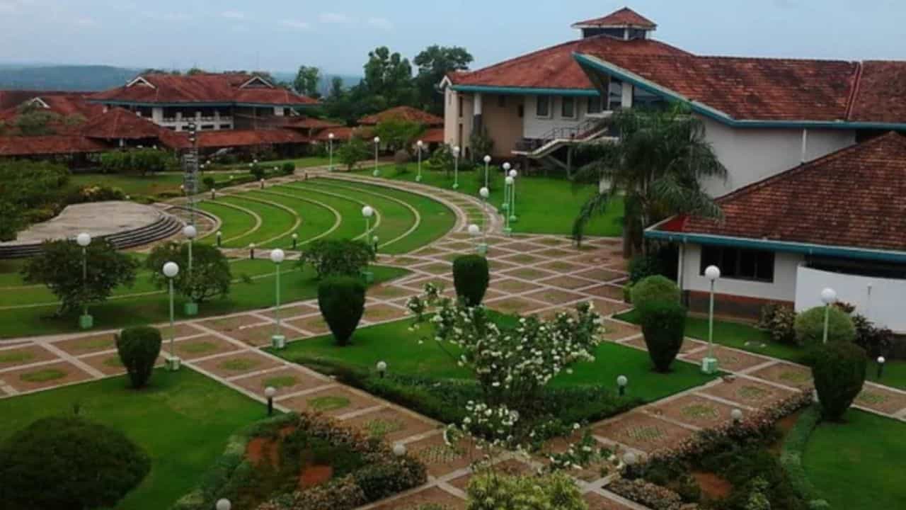 Kozhikode IIM Job: പരീക്ഷയില്ല, അഭിമുഖം മാത്രം: പ്ലസ്ടു പാസായവർക്ക് കോഴിക്കോട് ഐഐഎമ്മിൽ ജോലി നേടാം