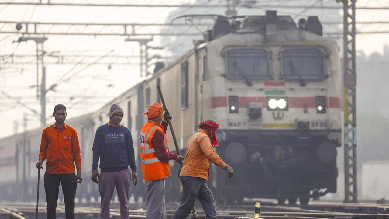 RRB ALP Recruitment 2026: പ്രായം 18-നും 30-നും ഇടയിലാണോ? റെയില്‍വേയ്ക്ക് നിങ്ങളെ ആവശ്യമുണ്ട്; അസിസ്റ്റന്റ് ലോക്കോ പൈലറ്റാകാം