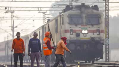 RRB ALP Recruitment 2026: പ്രായം 18-നും 30-നും ഇടയിലാണോ? റെയില്‍വേയ്ക്ക് നിങ്ങളെ ആവശ്യമുണ്ട്; അസിസ്റ്റന്റ് ലോക്കോ പൈലറ്റാകാം