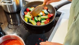 LPG Cylinder Shortage: ഗ്യാസ് തീർന്നോ? പേടി വേണ്ട!; കറൻ്റ് ബില്ല് കൂട്ടാതെ ഇൻഡക്ഷൻ കുക്കറിൽ പാചകം ചെയ്യാം...