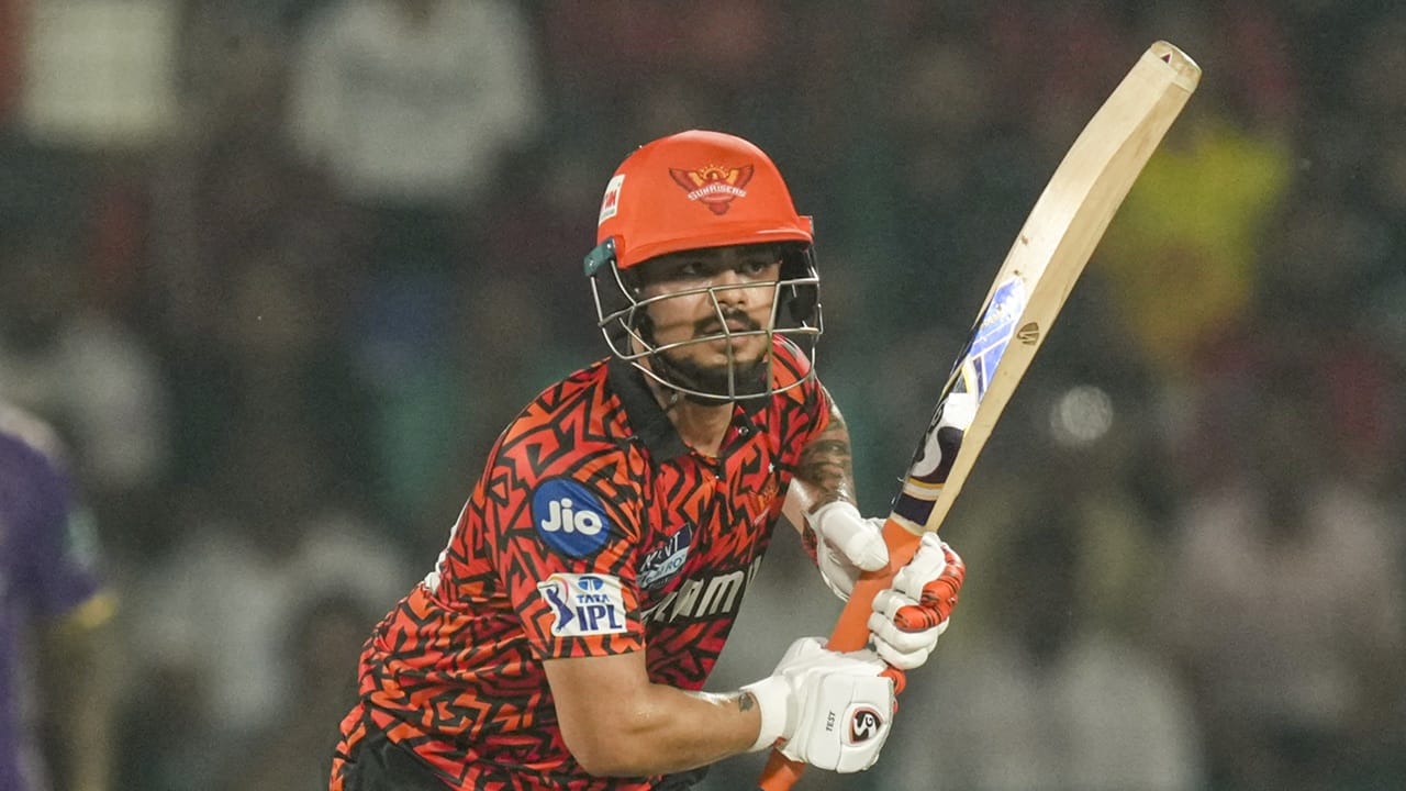 ഏറെ നാളായി ദേശീയ ടീമില്‍ സ്ഥാനമില്ലാതിരുന്ന ഇഷാന്‍ ന്യൂസിലന്‍ഡിനെതിരായ പരമ്പരയോടെയാണ് തിരിച്ചുവരവ് നടത്തിയത്. തിലക് വര്‍മയുടെ അസാന്നിധ്യമാണ് കീവിസിനെതിരായ പരമ്പരയില്‍ താരത്തിന് പ്ലേയിങ് ഇലവനില്‍ അവസരമൊരുക്കിയത്. കിട്ടിയ അവസരം ഇഷാന്‍ പ്രയോജനപ്പെടുത്തുകയും ചെയ്തു  (Image Credits: PTI).