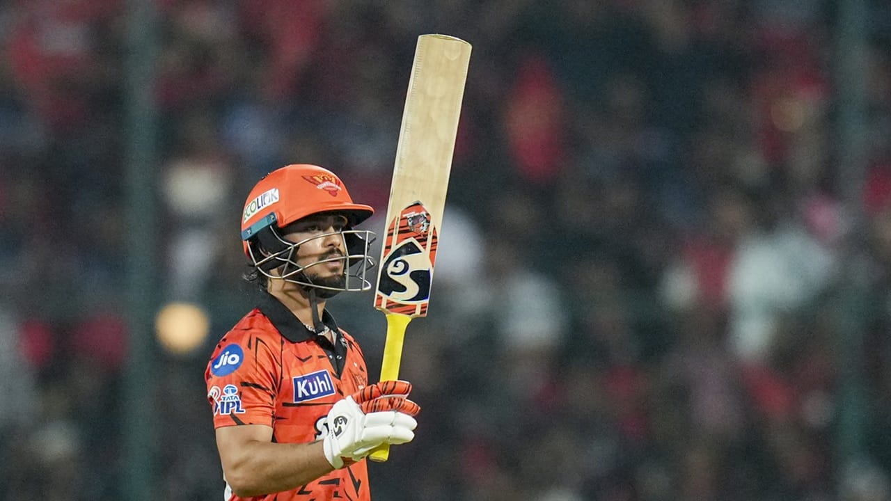 ഐപിഎല്‍ 2026 സീസണിലെ ആദ്യ മത്സരത്തില്‍ സണ്‍റൈസേഴ്‌സിനെതിരെ ആര്‍സിബിക്ക് 202 റണ്‍സ് വിജയലക്ഷ്യം. നിശ്ചിത 20 ഓവറില്‍ 9 വിക്കറ്റ് നഷ്ടത്തിലാണ് സണ്‍റൈസേഴ്‌സ് 201 റണ്‍സ് നേടിയത്. ക്യാപ്റ്റന്‍ ഇഷാന്‍ കിഷനാണ് ടോപ് സ്‌കോറര്‍. ഇഷാന്‍ 38 പന്തില്‍ 80 റണ്‍സെടുത്തു (Image Credits: PTI).