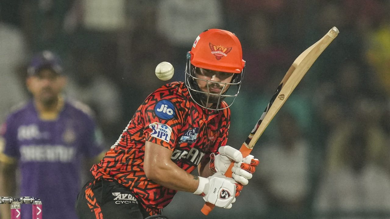 ഇതിന് മുമ്പ് നടന്ന സയ്യിദ് മുഷ്താഖ് അലി ട്രോഫിയിലും താരം മികച്ച പ്രകടനം പുറത്തെടുത്തിരുന്നു. ജാര്‍ഖണ്ഡിനെ കിരീടനേട്ടത്തിലേക്കും നയിച്ചു. ഈ പ്രകടനമാണ് താരത്തിന് തിരിച്ചുവരവിന് വഴിയൊരുക്കിയത്  (Image Credits: PTI).