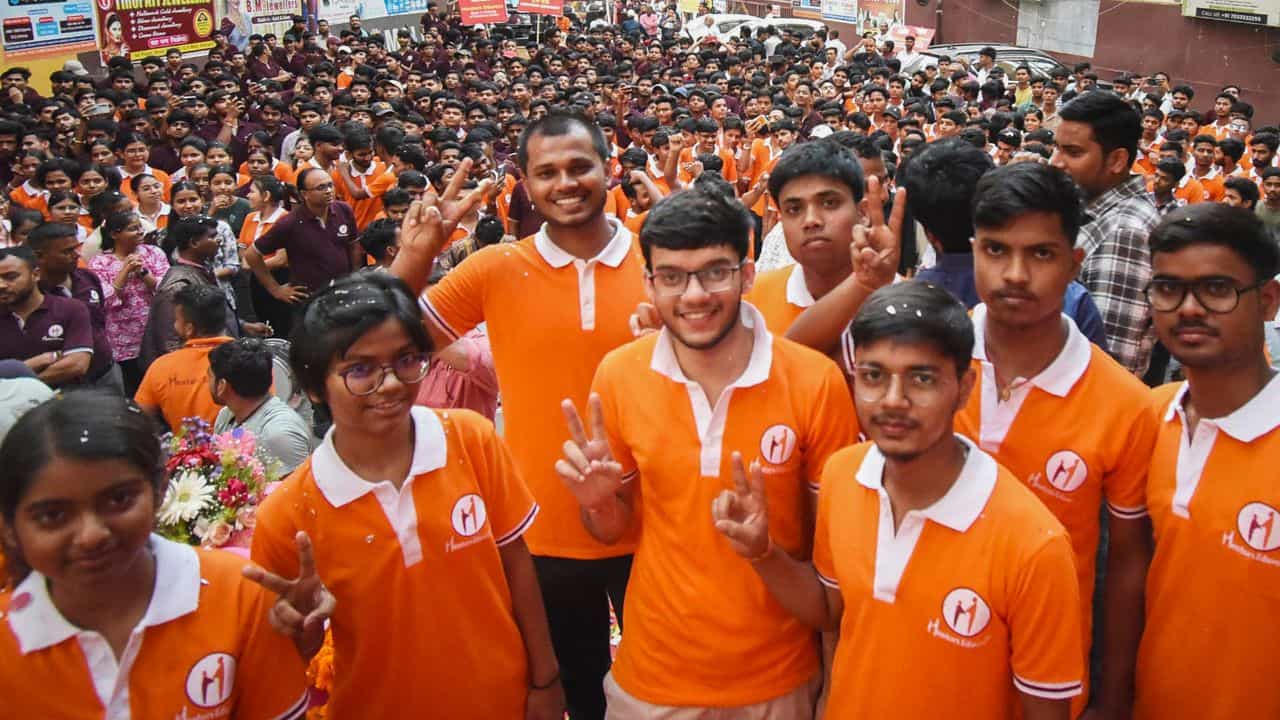 JEE 2026: പ്രവാസി വിദ്യാർത്ഥികളുടെ ശ്രദ്ധയ്ക്ക്... ജെഇഇ പരീക്ഷയ്ക്ക് വിദേശത്തും സെൻ്ററുകൾ; ദുബായിലും കുവൈത്തിലും കേന്ദ്രങ്ങൾ