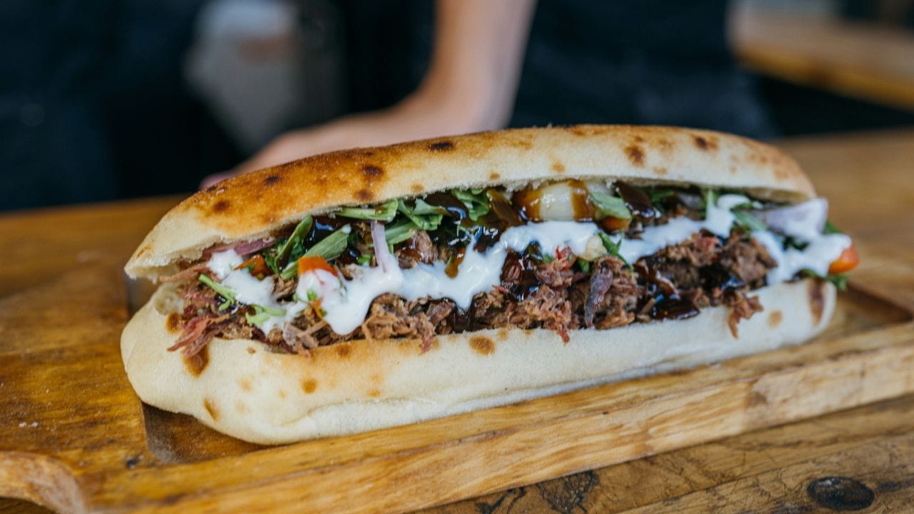 പഴുക്കാത്ത ഇടിച്ചക്കയോ പച്ചച്ചക്കയോ ഉണ്ടെങ്കിൽ ഇനി ഉ​ഗ്രൻ ഷവർമ നിങ്ങൽക്ക് തയ്യാറാക്കാം. ഇതിനായി നീളത്തിൽ കനം കുറച്ച് അരിഞ്ഞെടുക്കുക. ഇത് ഉപ്പും മഞ്ഞളും ചേർത്ത് പകുതി വേവിൽ വേവിച്ച ശേഷം വെള്ളം പൂർണ്ണമായും കളഞ്ഞ് വെക്കുക.