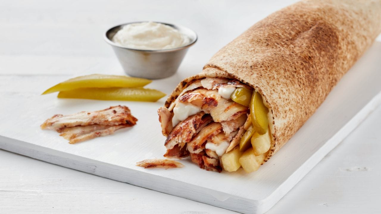 ഒരു പാനിൽ അല്പം എണ്ണ ഒഴിച്ച് മസാല പുരട്ടിയ ചക്ക കഷ്ണങ്ങൾ ചെറിയ തീയിൽ വെച്ച് നല്ലതുപോലെ മൊരിച്ചെടുക്കുക. ചിക്കൻ കഷ്ണങ്ങൾ പോലെ തോന്നിപ്പിക്കാൻ പാകത്തിന് ചെറിയ ബ്രൗൺ നിറമാകുന്നത് വരെ വറുത്തെടുക്കണം.