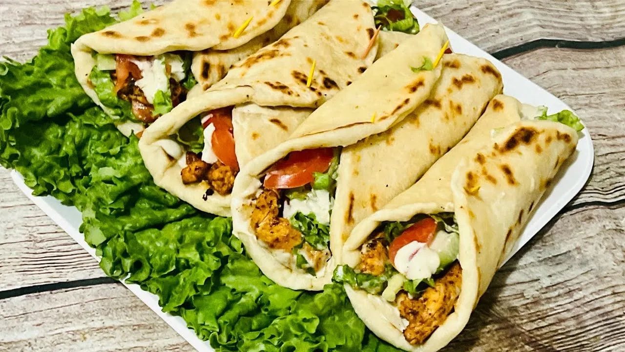 കുബ്ബൂസിലോ ചപ്പാത്തിയിലോ അല്പം മയോണൈസ് പുരട്ടിയ ശേഷം തയ്യാറാക്കിയ ചക്ക മിശ്രിതം നടുവിൽ വെച്ച് ചുരുട്ടിയെടുക്കുക. രുചികരമായ ചക്ക ഷവർമ തയ്യാർ