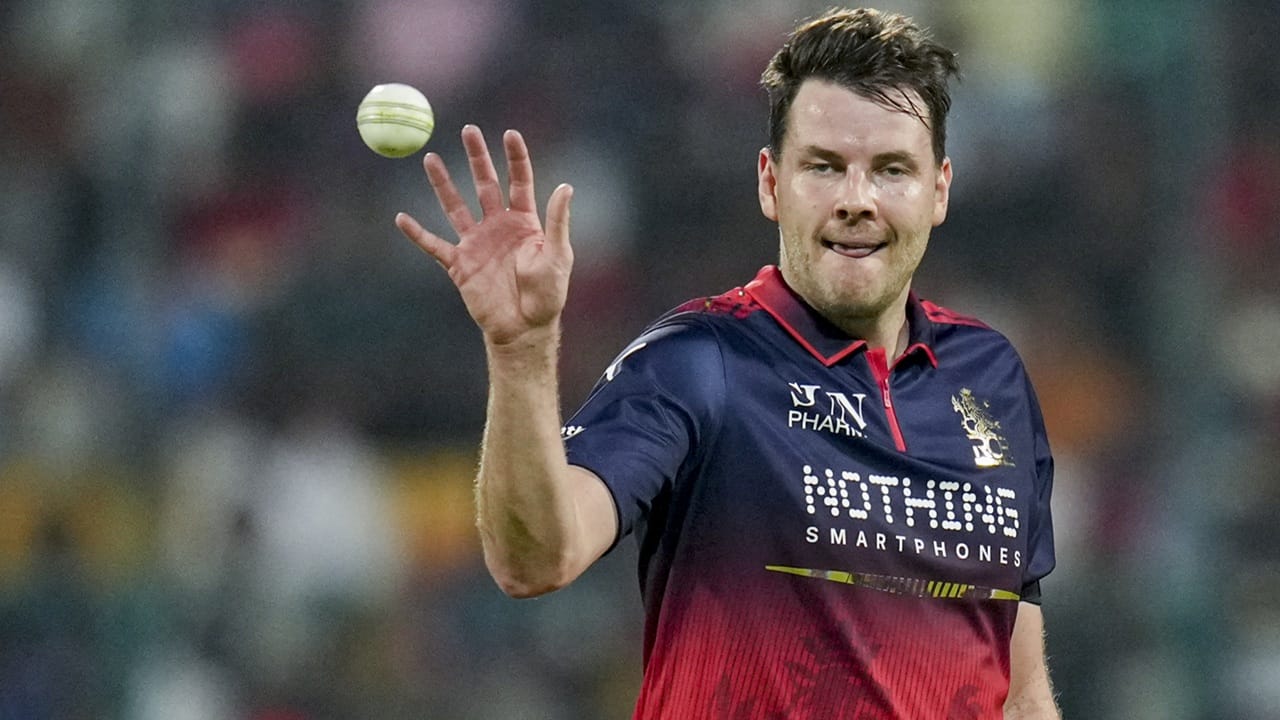 ടോസ് നേടിയ ആര്സിബി ക്യാപ്റ്റന് രജത് പട്ടീദാര് ഫീല്ഡിങ് തിരഞ്ഞെടുക്കുകയായിരുന്നു. രജതിന്റെ തീരുമാനം ശരിയാണെന്ന് തെളിയിക്കുന്ന തരത്തിലായിരുന്നു ആര്സിബി ബൗളര് ജേക്കബ് ഡഫിയുടെ പ്രകടനം. മൂന്നാം ഓവറില് തന്നെ ഡഫി സണ്റൈസേഴ്സിന് ആദ്യ പ്രഹരം സമ്മാനിച്ചു. എട്ട് പന്തില് ഏഴ് റണ്സെടുത്ത അഭിഷേക് ശര്മ പുറത്തായി.