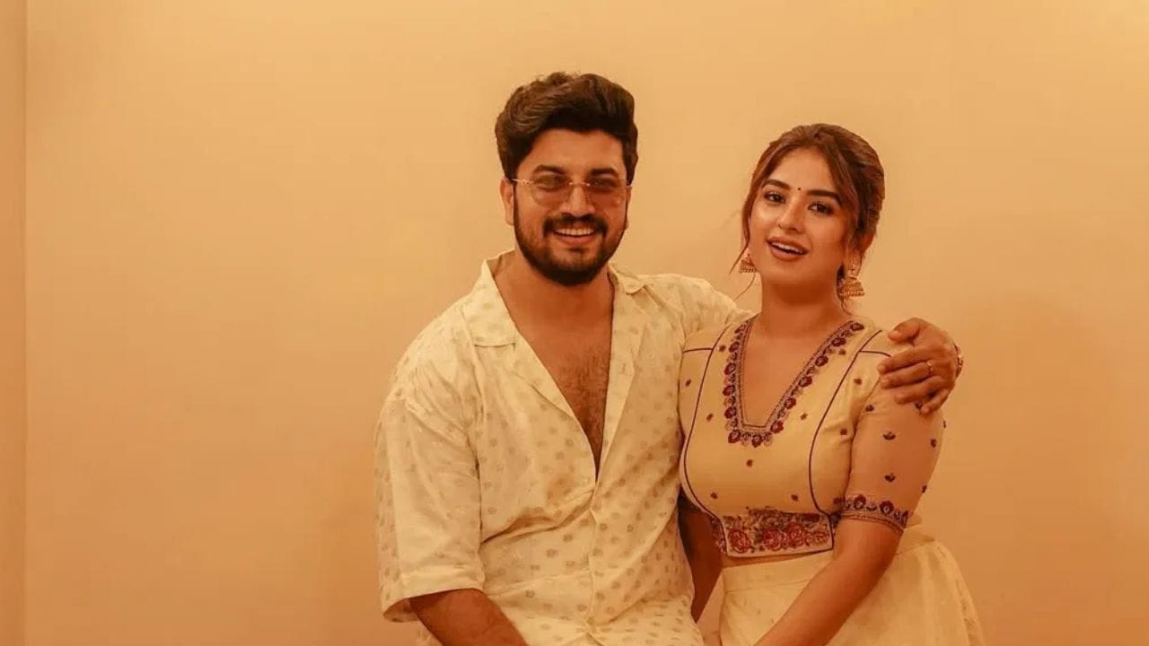 സമൂഹമാധ്യമങ്ങളില്‍ ഒട്ടേറെ പേര്‍ പിന്തുടരുന്ന ദമ്പതികളാണ് അപര്‍ണ തോമസും ജീവ ജോസഫും. അപര്‍ണ തോമസ് പങ്കുവെക്കുന്ന എല്ലാ പോസ്റ്റുകളും നിമിഷനേരം കൊണ്ടാണ് വൈറലാകാറുള്ളത്. വിദേശയാത്രകള്‍ ഒട്ടേറെ നടത്താറുള്ള അവര്‍, അതിന്റെ വിശേഷങ്ങളും ആരാധകരുമായി പങ്കുവെക്കാറുണ്ട്. ടെലിവിഷന്‍ അവതരാകനായ ജീവയ്ക്കും ആരാധകര്‍ ഏറെയാണ്. (Image Credit Source : Aparna Thomas Instagram)