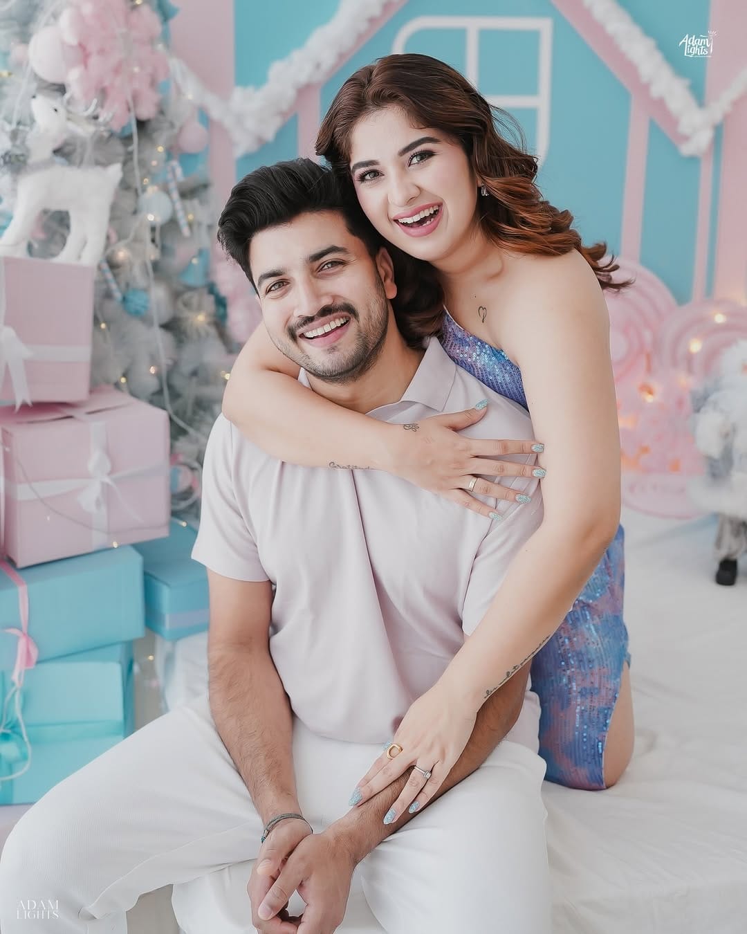 സമൂഹമാധ്യമങ്ങളില് ഒട്ടേറെ പേര് പിന്തുടരുന്ന ദമ്പതികളാണ് അപര്ണ തോമസും ജീവ ജോസഫും. അപര്ണ തോമസ് പങ്കുവെക്കുന്ന എല്ലാ പോസ്റ്റുകളും നിമിഷനേരം കൊണ്ടാണ് വൈറലാകാറുള്ളത്. വിദേശയാത്രകള് ഒട്ടേറെ നടത്താറുള്ള അവര്, അതിന്റെ വിശേഷങ്ങളും ആരാധകരുമായി പങ്കുവെക്കാറുണ്ട്. ടെലിവിഷന് അവതരാകനായ ജീവയ്ക്കും ആരാധകര് ഏറെയാണ്. (Image Credits: Aparna Thomas Instagram)