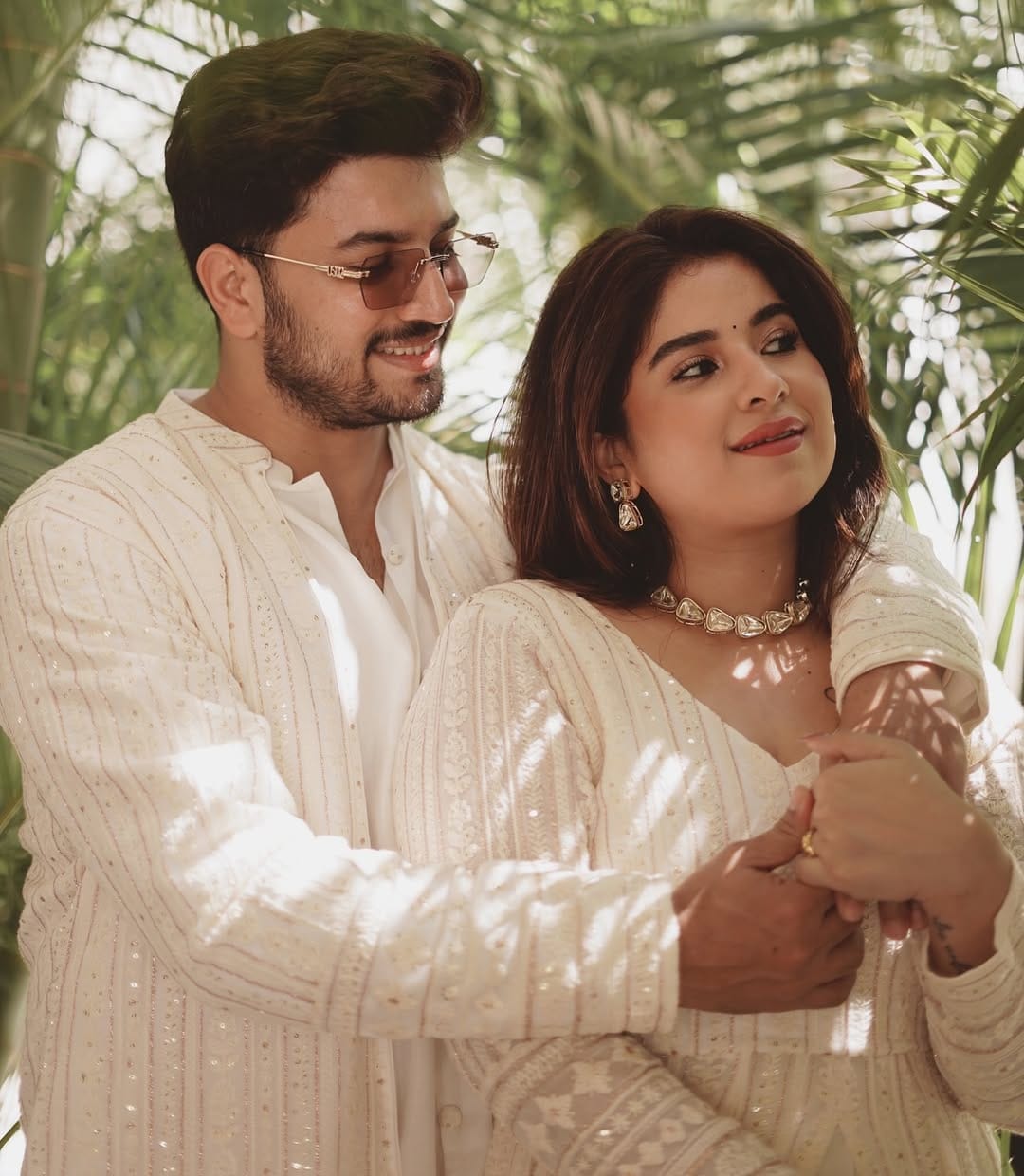 ഇതിനിടെ അപര്ണ തോമസും ജീവ ജോസഫും ധന്യ വര്മയ്ക്ക് നല്കിയ അഭിമുഖം വീണ്ടും സമൂഹമാധ്യമങ്ങളില് ചര്ച്ചയാകുന്നുണ്ട്. ദാമ്പത്യ ജീവിതത്തെ കുറിച്ചും അതില് ഉണ്ടായിരിക്കേണ്ട കാര്യങ്ങളെ കുറിച്ചുമാണ് അപര്ണ അഭിമുഖത്തില് സംസാരിക്കുന്നത്. ഇക്കാര്യങ്ങളെല്ലാം ജീവ സമ്മതിക്കുന്നുമുണ്ട്.