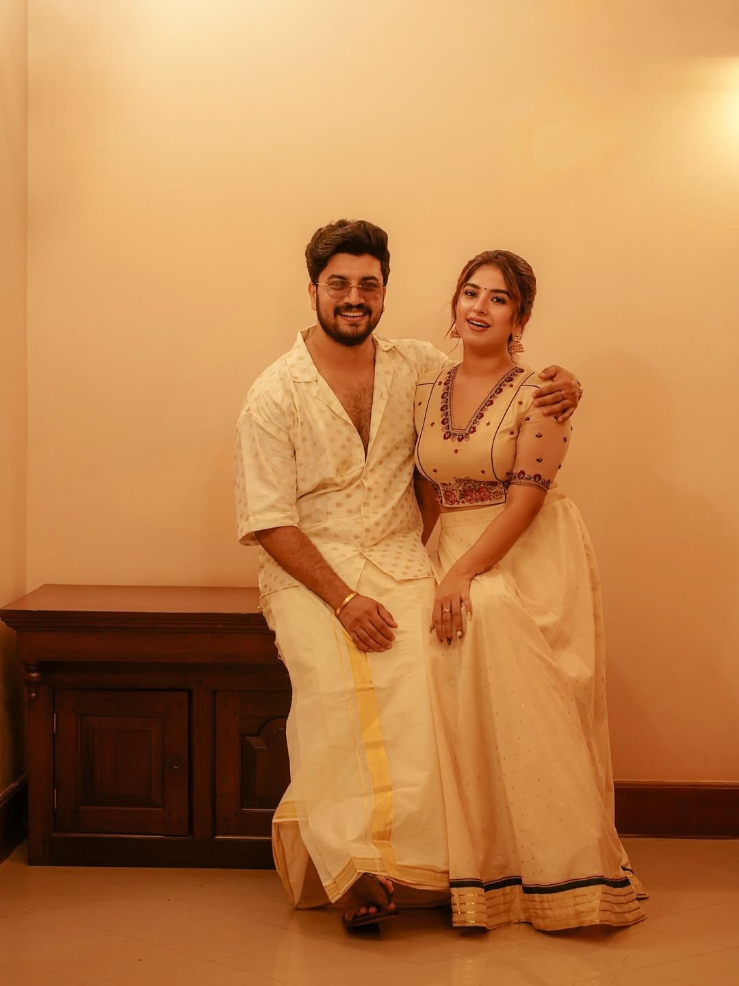 ഞാനും ജീവയും തമ്മില് ഒരു അണ്ടര്സ്റ്റാന്ഡിങ് ഇല്ല, ഞാന് ജീവയുടെ ജോലിയില്, അല്ലെങ്കില് ജീവയ്ക്ക് ഒരുപാട് സ്ത്രീ ആരാധികമാരും സുഹൃത്തുക്കളുമുണ്ട്, ഇവരുടെ കാര്യത്തില് എനിക്കൊരു ചെറിയ സംശയം വന്നുകഴിഞ്ഞാല് തീര്ന്നു. വെട്ടൊന്ന് മുറി രണ്ട് എന്നുള്ള സ്വഭാവമുള്ള ആളാണെങ്കില് ഞങ്ങള് എപ്പോഴേ ഡിവോഴ്സ് ആയേനേ. ഒരുവിധം എല്ലാ ബന്ധങ്ങളിലും സംസാരം കുറയുന്നതാണ് ഡിവോഴ്സിനുള്ള പ്രധാന കാരണം. സംസാരിക്കുക എന്നത് വളരെ പ്രധാനമാണ്. നിങ്ങളുടെ പങ്കാളിയില് നിന്ന് ഒന്നും ഒളിക്കാന് പാടില്ല, അവരോട് നന്നായി സംസാരിക്കണം, എന്ന് അപര്ണ അഭിമുഖത്തില് പറഞ്ഞു.