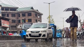 മഴ വടക്കോട്ട്, ഇടിയും മിന്നലും; മൂന്ന് ജില്ലകളിൽ യെല്ലോ അലർട്ട്