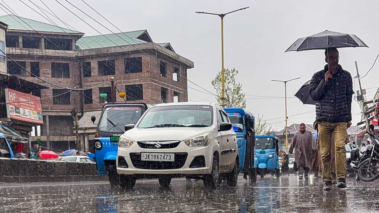 Kerala Rain Alert: ഇന്നും മഴ വടക്കോട്ട്... ഇടിയും മിന്നലും കാറ്റും; മൂന്ന് ജില്ലകളിൽ ഇന്ന് യെല്ലോ അലർട്ട്