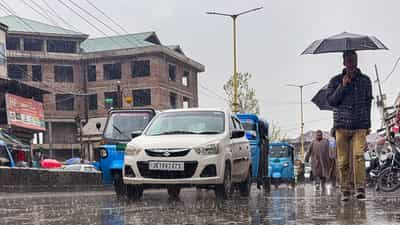 Kerala Rain Alert: ഇന്നും മഴ വടക്കോട്ട്... ഇടിയും മിന്നലും കാറ്റും; മൂന്ന് ജില്ലകളിൽ ഇന്ന് യെല്ലോ അലർട്ട്