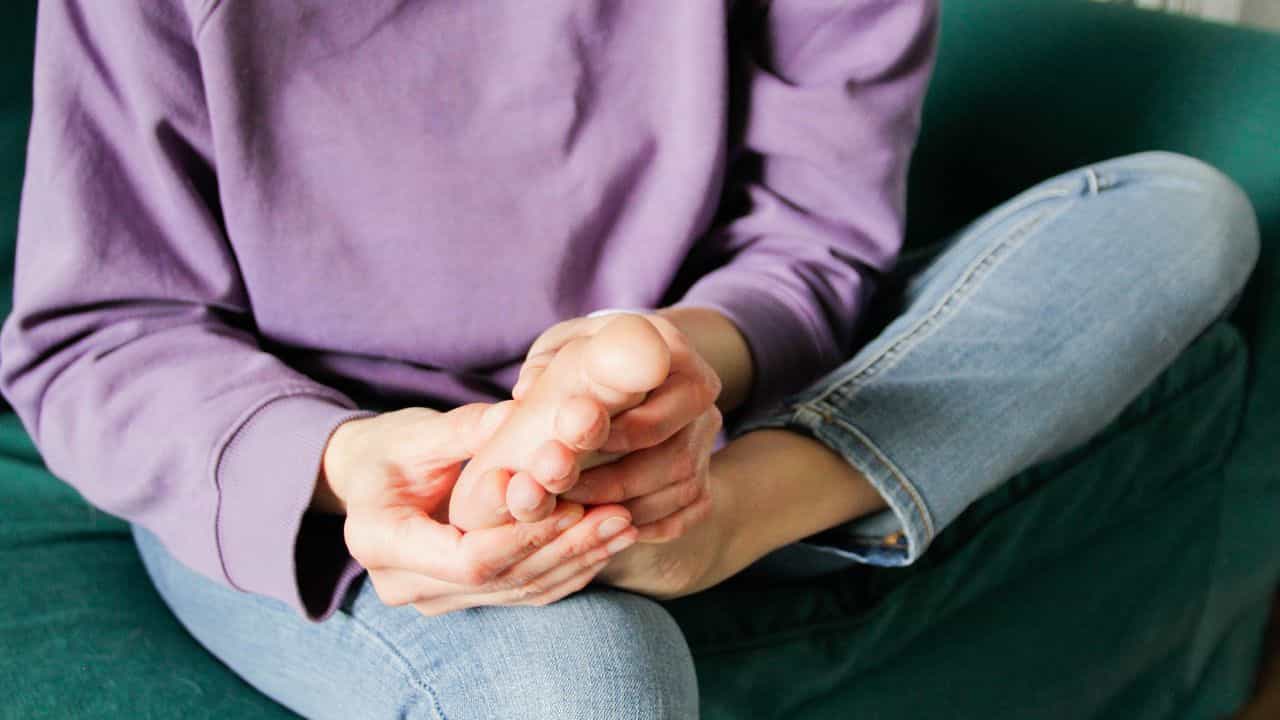 Kidney Problems: കാലുകളിൽ നീര് വരുന്നുണ്ടോ? വൃക്കരോഗത്തിൻ്റെ ഈ ലക്ഷണങ്ങൾ അവഗണിക്കരുത് Kidney Problems: കാലുകളിൽ നീര് വരുന്നുണ്ടോ? വൃക്കരോഗത്തിൻ്റെ ഈ ലക്ഷണങ്ങൾ അവഗണിക്കരുത്