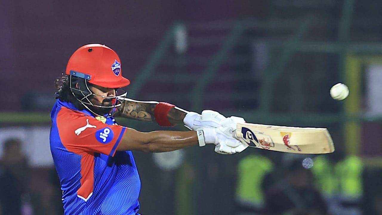 എന്നാല്‍ രാഹുല്‍ മധ്യനിരയില്‍ ബാറ്റു ചെയ്യണമെന്നാണ് ടീം മാനേജ്‌മെന്റ് ആഗ്രഹിക്കുന്നത്. ഈ പ്രശ്‌നം തുടരുന്നതായും തന്റെ യൂട്യൂബ് ചാനലില്‍ ബദരീനാഥ് അഭിപ്രായപ്പെട്ടു. ഈ പ്രശ്‌നം ഡല്‍ഹി പരിഹരിക്കണമെന്നും അദ്ദേഹം പറഞ്ഞു (Image Credits: PTI).