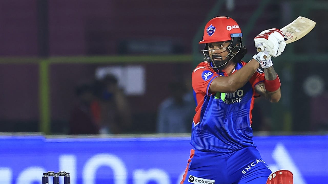 സാധാരണയായി ഓപ്പണ്‍ ചെയ്ത് ശീലമുള്ള രാഹുലിന് ഡല്‍ഹിയില്‍ മധ്യനിരയിലും കളിക്കേണ്ടി വന്നു. ഏകദിനത്തിലും, ടെസ്റ്റിലും സ്ഥിരസാന്നിധ്യമായ രാഹുല്‍ ദേശീയ ടി20 ടീമില്‍ നിന്ന് കുറച്ചുനാളുകളായി പുറത്താണ്. ദേശീയ ടി20 ടീമിലേക്ക് തിരിച്ചുവരവ് നടത്തണമെങ്കില്‍ താരത്തിന് ഈ ഐപിഎല്‍ സീസണില്‍ മികച്ച പ്രകടനം പുറത്തെടുക്കേണ്ടതുണ്ട് (Image Credits: PTI).