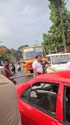 ബസിന് മുൻപിൽ കാറിട്ട് തടസ്സം, യുവാക്കളെ നാട്ടുകാർ ഒടുവിൽ...