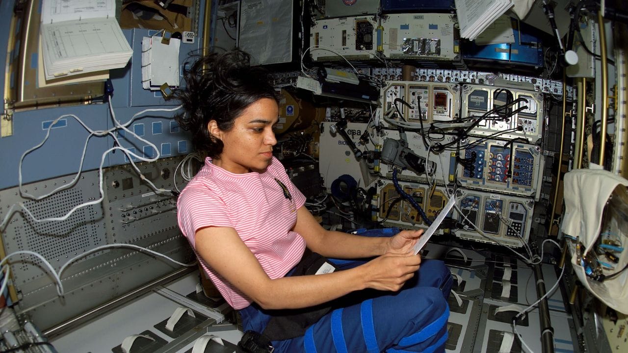 കല്‍പന ചൗള- ഹരിയാനയില്‍ ജനിച്ച കല്‍പന ചൗള, 1988 മുതല്‍ നാസയുടെ ഭാഗമായി. 1997ലാണ് അവര്‍ തന്റെ ആദ്യ ബഹിരാകാശ ദൗത്യത്തിനായി തിരഞ്ഞെടുക്കപ്പെടുന്നത്. കൊളംബിയ സ്‌പേസ് ഷട്ടില്‍ ഫ്‌ളൈറ്റ് STS 87ല്‍ പുറപ്പെട്ട ആറുപേരടങ്ങിയ ബഹിരാകാശയാത്രിക സംഘത്തില്‍ കല്‍പനയുമുണ്ടായിരുന്നു. എന്നാല്‍ അവരുടെ രണ്ടാം പറക്കലില്‍ അതായത്, STS 107 ക്രൂവിന്റെ ഭാഗമായ അവര്‍ പേടകത്തിന്റെ സാങ്കേതിക തകരാറുകള്‍ മൂലമുണ്ടായ അപകടത്തില്‍ കൊല്ലപ്പെട്ടു. 

