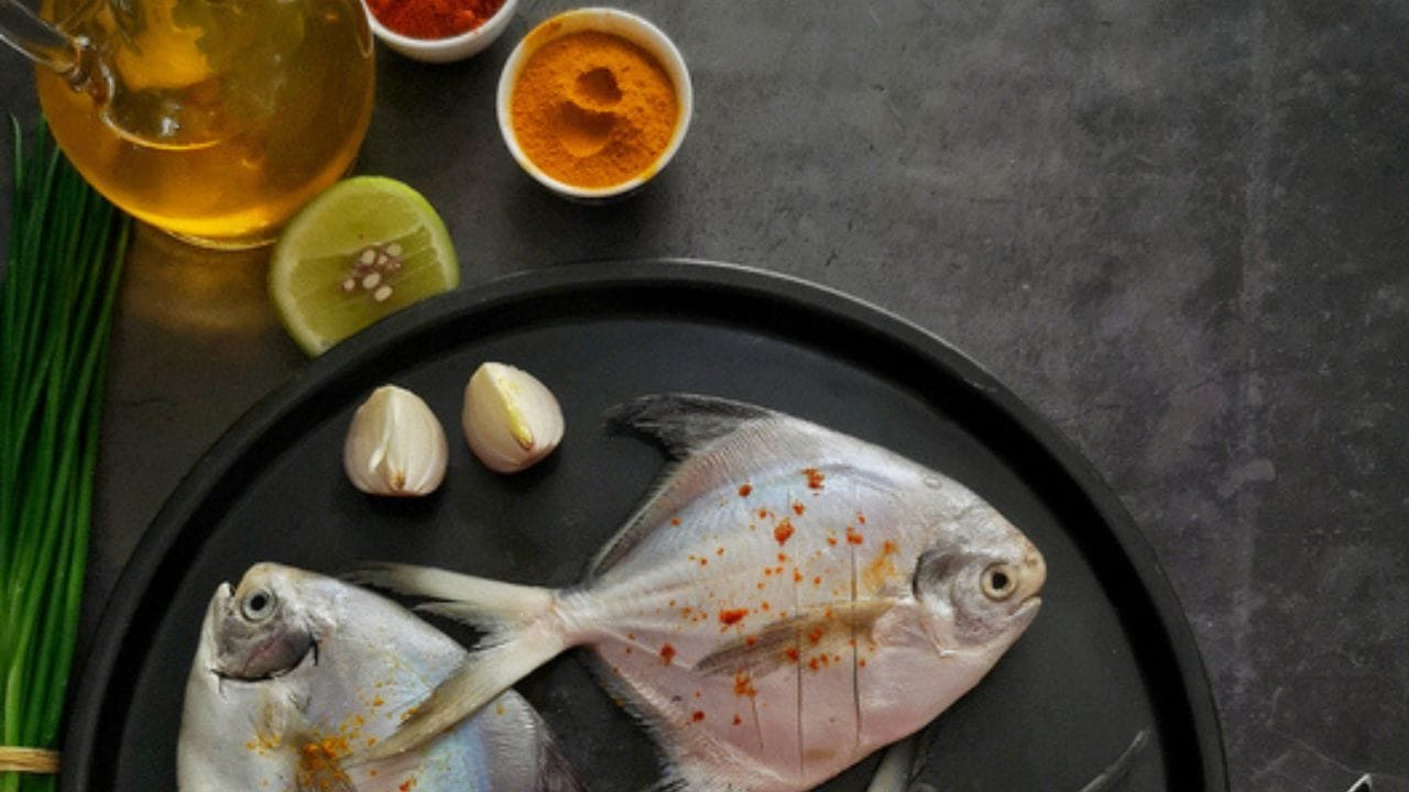 കരിമീനിന്റെ ചെതുമ്പൽ കളഞ്ഞ ശേഷം ഒരു നാരങ്ങാ വലിപ്പത്തിലുള്ള പിഴുപുളി കലക്കിയ വെള്ളത്തിൽ പത്തു മിനിറ്റ് ഇട്ടു വയ്ക്കുക. ശേഷം കത്തി കൊണ്ട് ചെറുതായി ചുരണ്ടിയാൽ കറുത്ത വരകളും പാടുകളും പൂർണ്ണമായും നീങ്ങിക്കിട്ടും. കല്ലിൽ ഉരച്ചു കഷ്ടപ്പെടാതെ തന്നെ മീൻ വെളുപ്പിച്ചു കിട്ടാൻ ഈ വിദ്യ സഹായിക്കും.