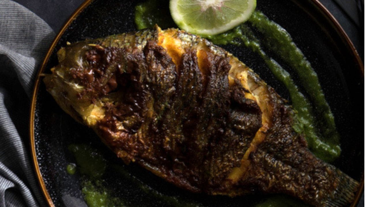 നല്ല നാടൻ രുചിയിൽ കരിമീൻ കറി തയ്യാറാക്കാൻ അരമുറി തേങ്ങ, കുരുമുളക്, ചെറിയ ഉള്ളി, ഇഞ്ചി, കറിവേപ്പില എന്നിവ ചേർത്ത് വറുത്തെടുക്കുക. തേങ്ങ ഗോൾഡൻ നിറമാകുമ്പോൾ മഞ്ഞൾപ്പൊടി, മുളകുപൊടി, മല്ലിപ്പൊടി എന്നിവ ചേർത്ത് നന്നായി അരച്ചെടുക്കണം.