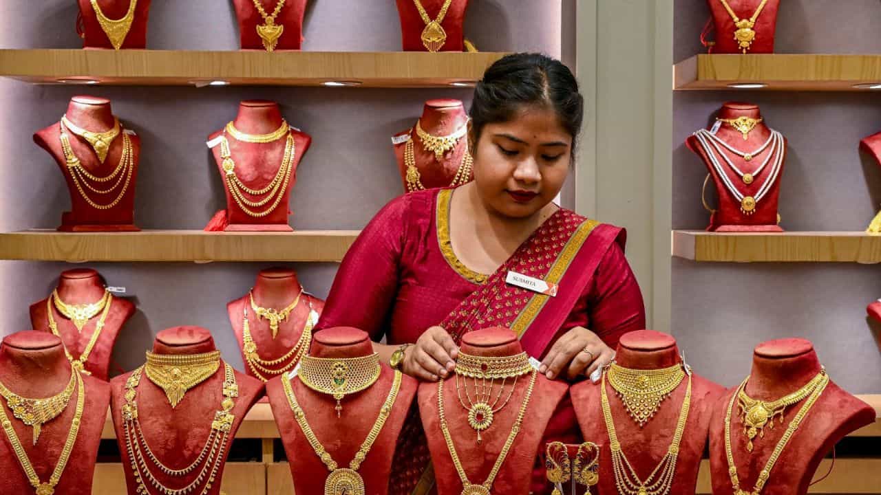 Gold Rate Today: പൊന്നിന് ഇന്നും വയ്യേ.. അതോ ഗമയോ? പെരുന്നാൾ ദിനത്തിലെ നിരക്ക് അറിയാം Gold Rate Today: പൊന്നിന് ഇന്നും വയ്യേ.. അതോ ഗമയോ? പെരുന്നാൾ ദിനത്തിലെ നിരക്ക് അറിയാം