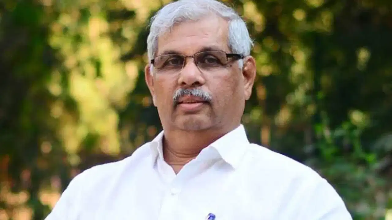 Malayalam Language Bill: മലയാളം ഇനി ഔദ്യോഗിക ഭാഷ; ചരിത്രപ്രധാനമായ ഭാഷാ ബില്ലിൽ ഗവർണർ ഒപ്പിട്ടു Malayalam Language Bill: മലയാളം ഇനി ഔദ്യോഗിക ഭാഷ; ചരിത്രപ്രധാനമായ ഭാഷാ ബില്ലിൽ ഗവർണർ ഒപ്പിട്ടു