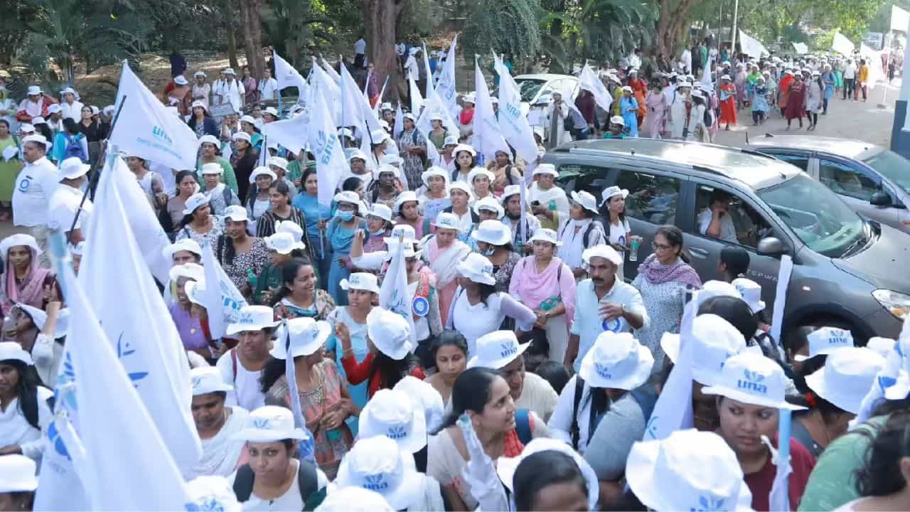 Kerala Nurses Strike: നഴ്സുമാർ ഇന്ന് മുതൽ വീണ്ടും സമരത്തിൽ; വേണ്ടിവന്നാൽ അടച്ചിടുമെന്ന് മാനേജ്മെൻ്റ് Kerala Nurses Strike: നഴ്സുമാർ ഇന്ന് മുതൽ വീണ്ടും സമരത്തിൽ; വേണ്ടിവന്നാൽ അടച്ചിടുമെന്ന് മാനേജ്മെൻ്റ്
